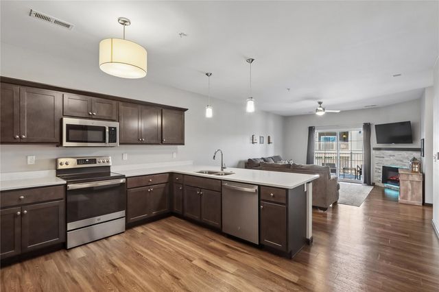 2869 Spring Rose Cir 202, Coralville, IA 52241