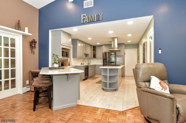 43 Overlook Ct, Ramsey Boro, NJ 07446