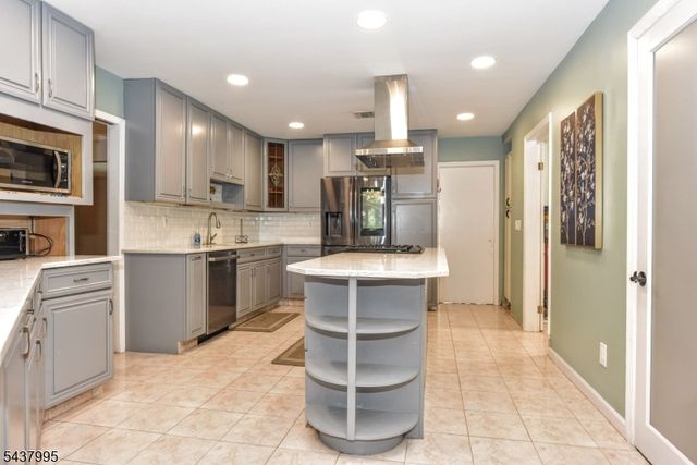 43 Overlook Ct, Ramsey Boro, NJ 07446