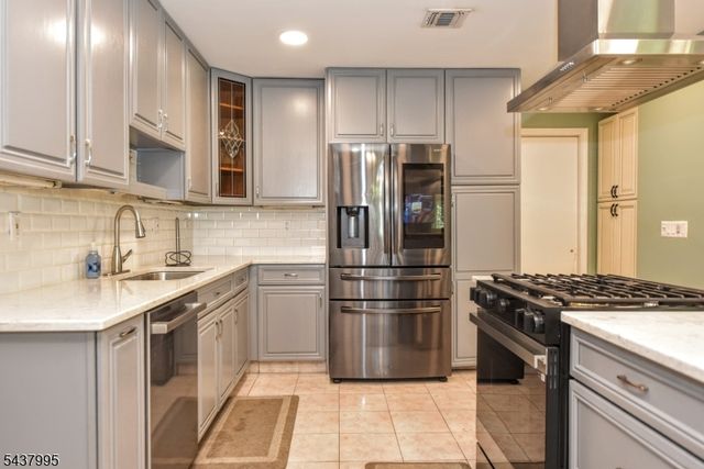 43 Overlook Ct, Ramsey Boro, NJ 07446