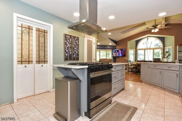 43 Overlook Ct, Ramsey Boro, NJ 07446