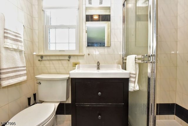43 Overlook Ct, Ramsey Boro, NJ 07446