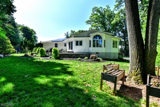 43 Overlook Ct, Ramsey Boro, NJ 07446