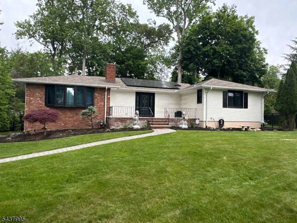 43 Overlook Ct, Ramsey Boro, NJ 07446