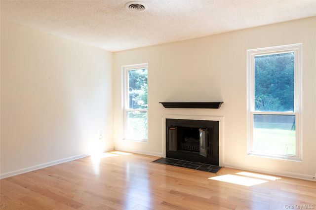 32 North Loop, Rhinebeck, NY 12572