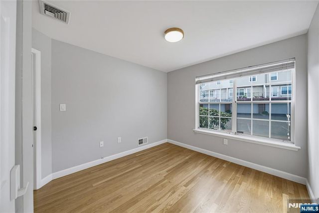 400 Crown Court 581, Edgewater, NJ 07020