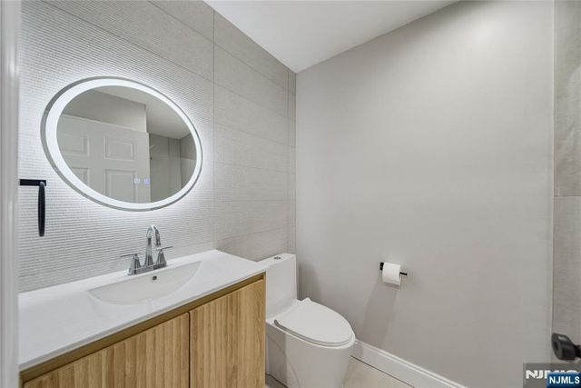 400 Crown Court 581, Edgewater, NJ 07020