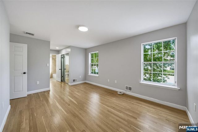 400 Crown Court 581, Edgewater, NJ 07020