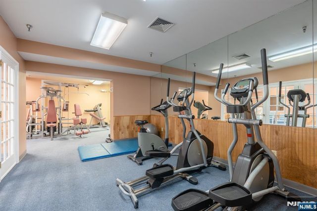 400 Crown Court 581, Edgewater, NJ 07020