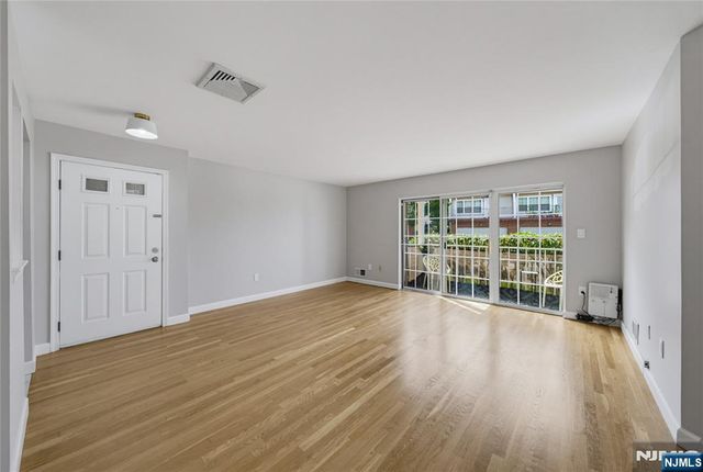 400 Crown Court 581, Edgewater, NJ 07020