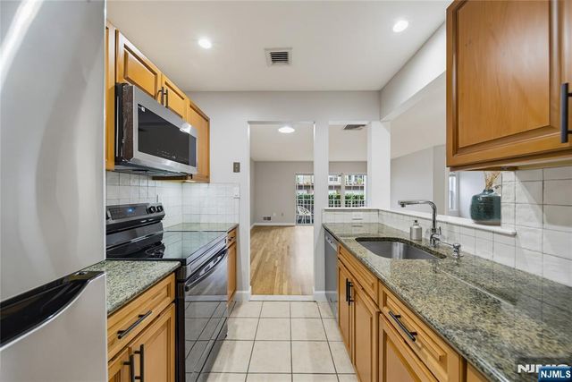 400 Crown Court 581, Edgewater, NJ 07020