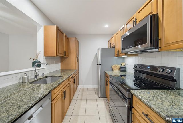 400 Crown Court 581, Edgewater, NJ 07020