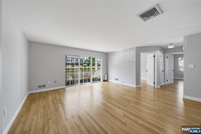 400 Crown Court 581, Edgewater, NJ 07020