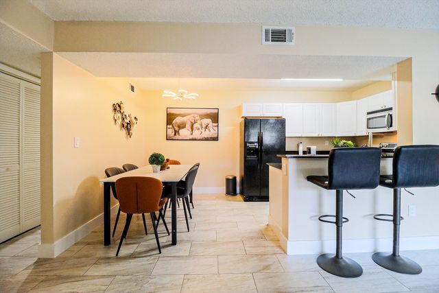 450 Palm Circle 106, Pembroke Pines, FL 33025