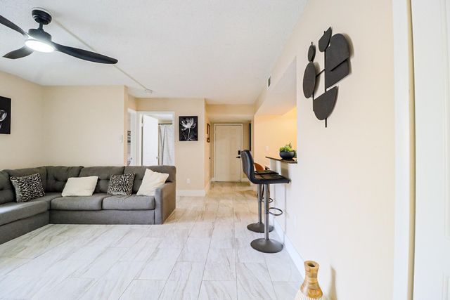 450 Palm Circle 106, Pembroke Pines, FL 33025