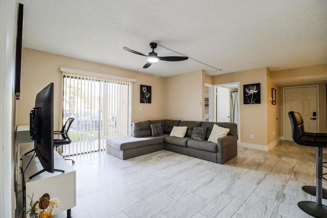 450 Palm Circle 106, Pembroke Pines, FL 33025