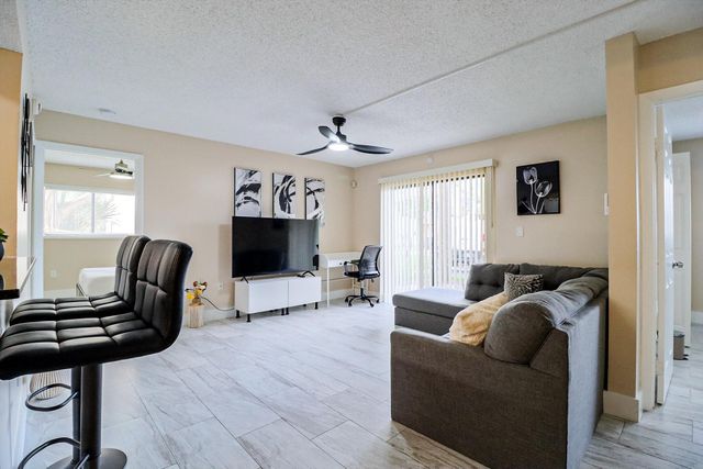 450 Palm Circle 106, Pembroke Pines, FL 33025