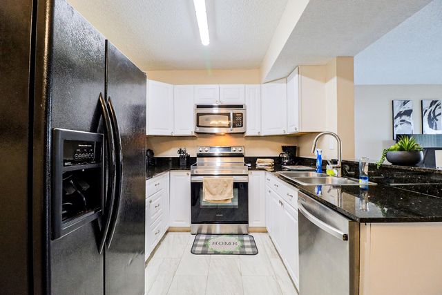 450 Palm Circle 106, Pembroke Pines, FL 33025