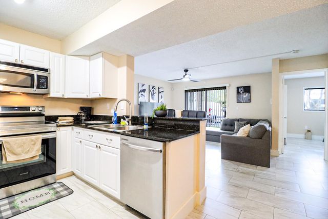 450 Palm Circle 106, Pembroke Pines, FL 33025