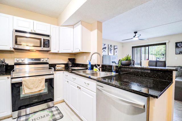 450 Palm Circle 106, Pembroke Pines, FL 33025