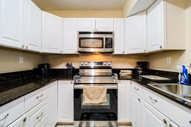 450 Palm Circle 106, Pembroke Pines, FL 33025