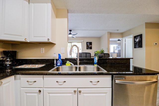 450 Palm Circle 106, Pembroke Pines, FL 33025