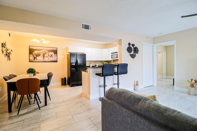 450 Palm Circle 106, Pembroke Pines, FL 33025