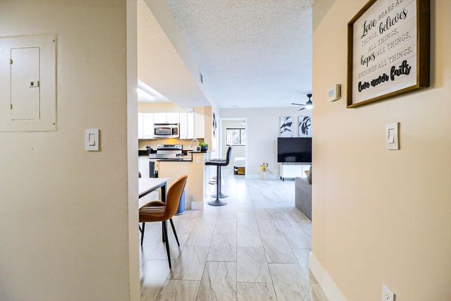 450 Palm Circle 106, Pembroke Pines, FL 33025