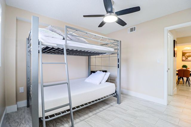 450 Palm Circle 106, Pembroke Pines, FL 33025