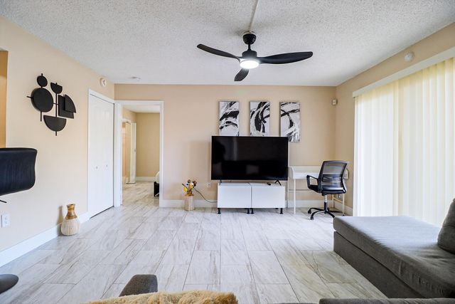 450 Palm Circle 106, Pembroke Pines, FL 33025