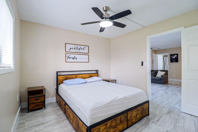 450 Palm Circle 106, Pembroke Pines, FL 33025