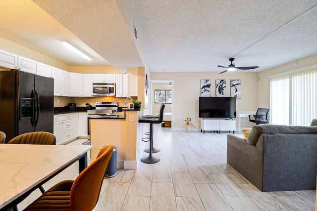 450 Palm Circle 106, Pembroke Pines, FL 33025