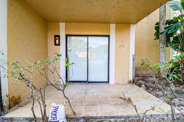 450 Palm Circle 106, Pembroke Pines, FL 33025
