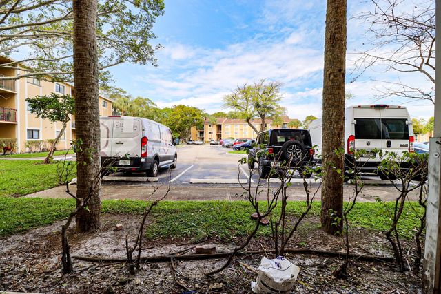 450 Palm Circle 106, Pembroke Pines, FL 33025