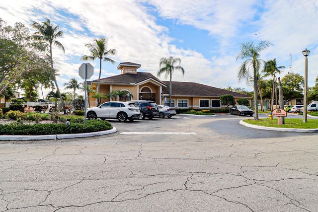 450 Palm Circle 106, Pembroke Pines, FL 33025