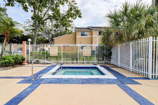 450 Palm Circle 106, Pembroke Pines, FL 33025