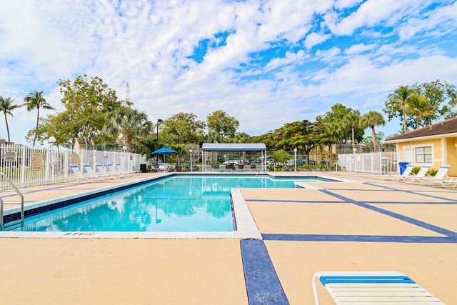 450 Palm Circle 106, Pembroke Pines, FL 33025