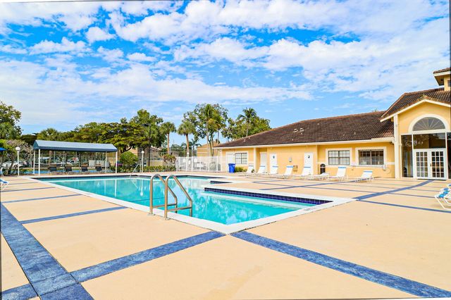 450 Palm Circle 106, Pembroke Pines, FL 33025