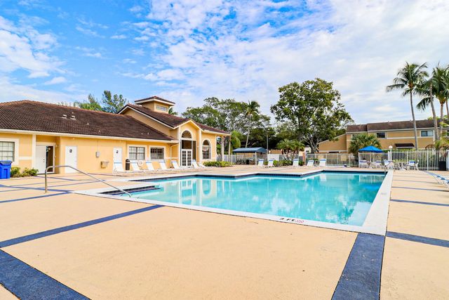 450 Palm Circle 106, Pembroke Pines, FL 33025