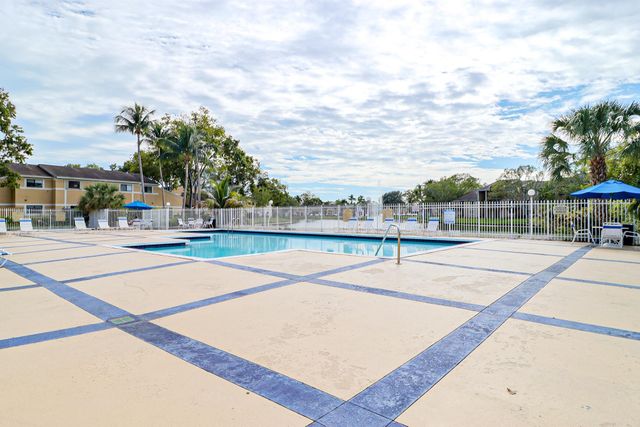 450 Palm Circle 106, Pembroke Pines, FL 33025