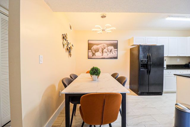 450 Palm Circle 106, Pembroke Pines, FL 33025