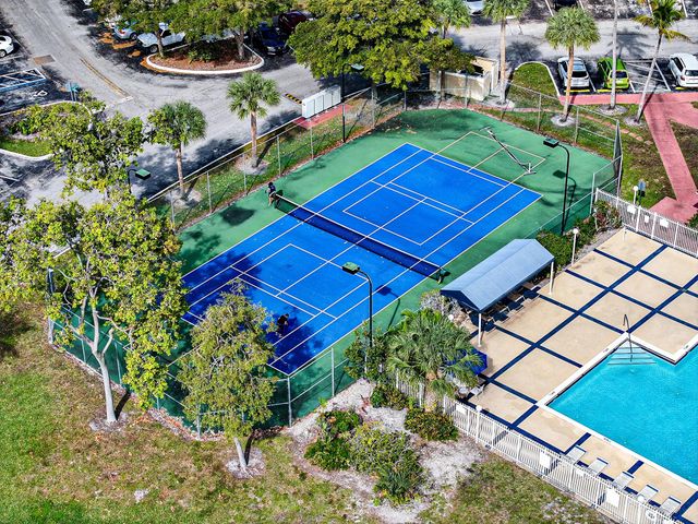 450 Palm Circle 106, Pembroke Pines, FL 33025