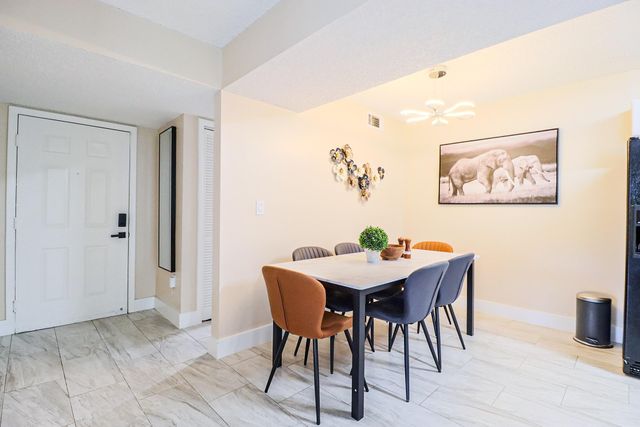 450 Palm Circle 106, Pembroke Pines, FL 33025