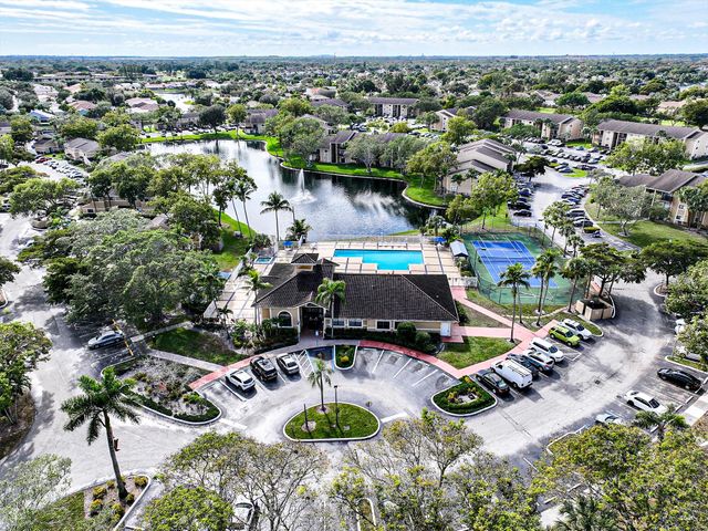 450 Palm Circle 106, Pembroke Pines, FL 33025