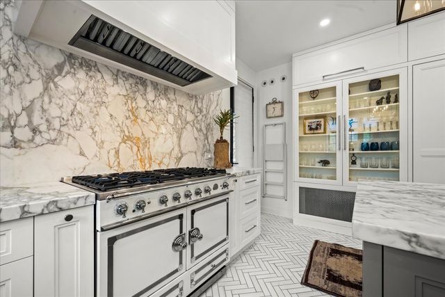 405 Sheridan Road, Kenilworth, IL 60043