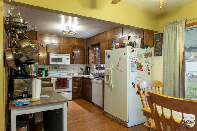 5232 SW Belle TER, Topeka, KS 66604