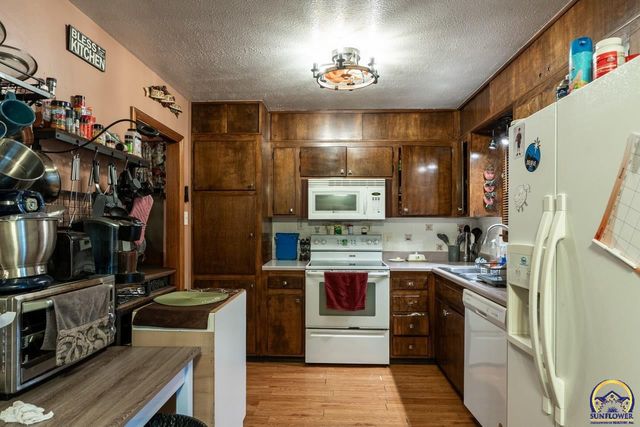 5232 SW Belle TER, Topeka, KS 66604