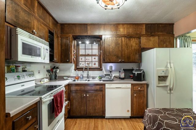 5232 SW Belle TER, Topeka, KS 66604