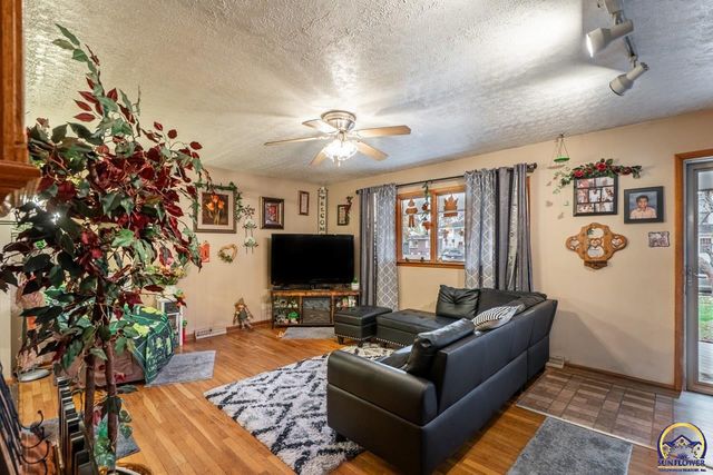 5232 SW Belle TER, Topeka, KS 66604