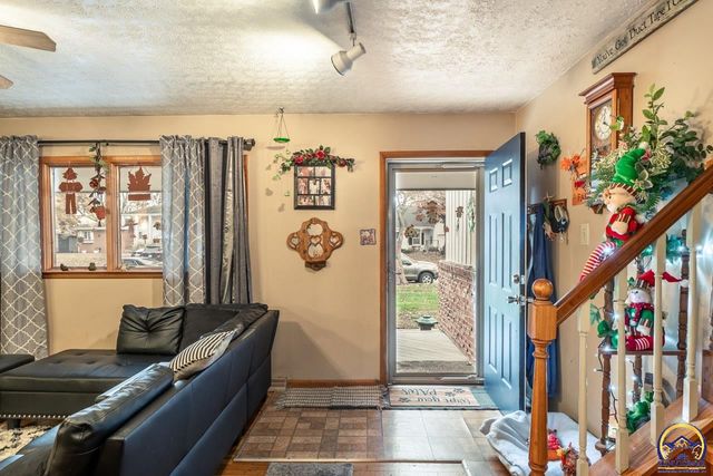 5232 SW Belle TER, Topeka, KS 66604